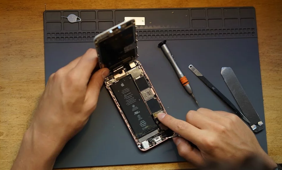 Technicien expert réparant un téléphone portable
